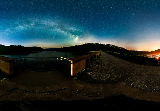 360 Grad Panorama an der Sösetalsperre mit der Milchstraße 