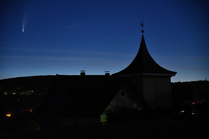  Komet Neowise und Glockenturm Sankt Andreasberg